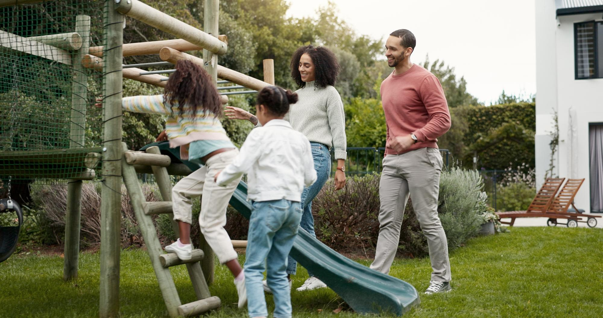 Familia corriendo y niños al aire libr