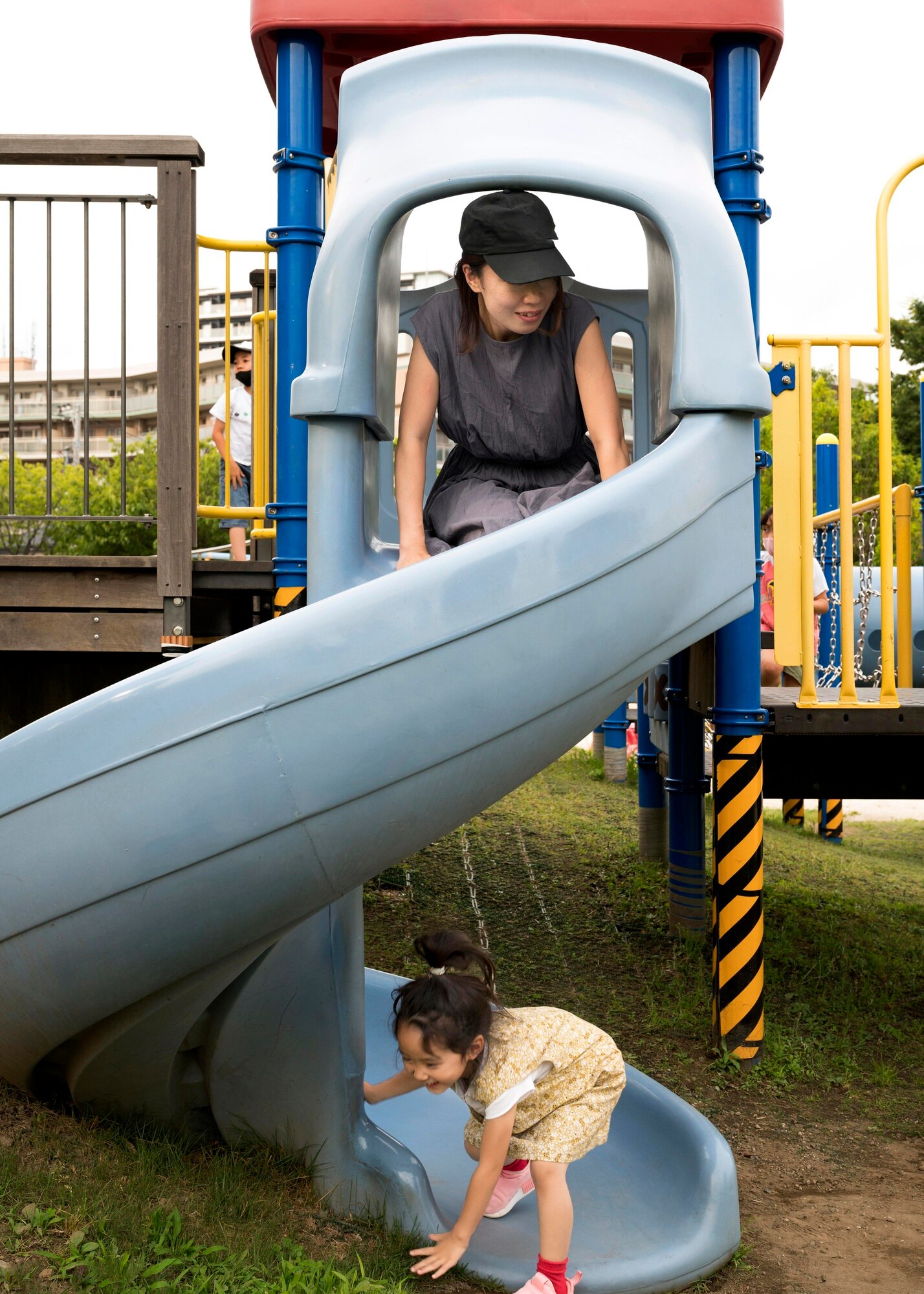 madre-soltera-jugando-su-hija-parque